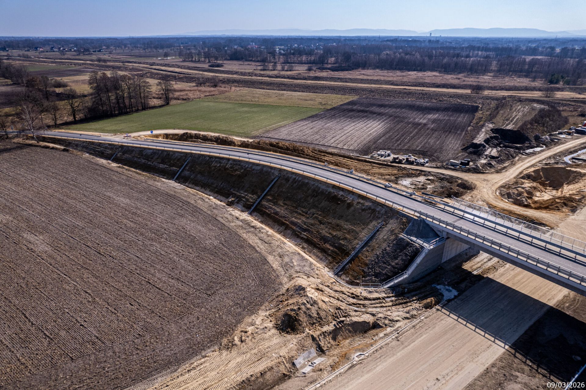 Część mostu drogowego biegnącego nad drogą S1